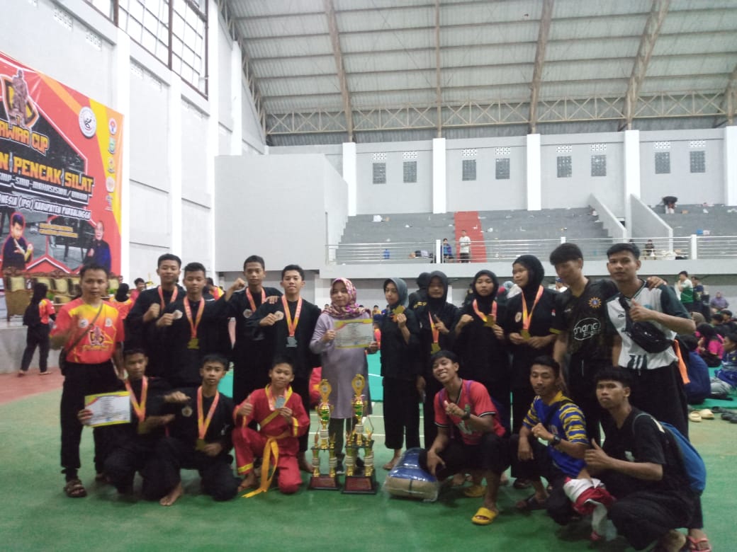 Sabet 17 Medali, SMP Negeri 2 Kalimanah Meraih Juara Umum pada Kejuaraan Pencak Silat Cup 1